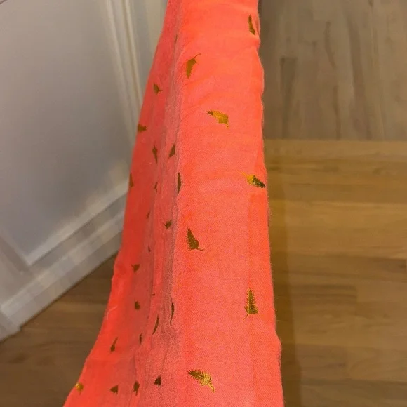 LERDU Coral Scarf with Gold Details - Picture 13 of 14